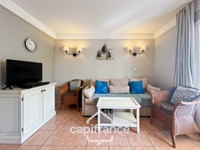 DOMAINE de PONT ROYAL,dans la nature, bastidon de 45 m2 ravalé et entretenu élevé d'un étage avec un jardin  2 chambres, place de parking