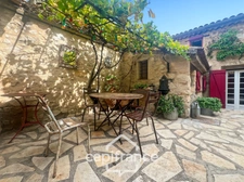 MERINDOL  MAISON DE CHARME, cour extérieure et roof top,2 chambres, 1 pièce,  1 bureau, 1 cave,  au cœur du village  A DECOUVRIR ! 