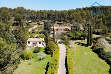 Maison d'architecte à réinventer, authenticité à préserver, 302 m2 de surface habitable, deux niveaux, plusieurs entrées, une annexe, des dépendances sur  un terrain d'un hectare 