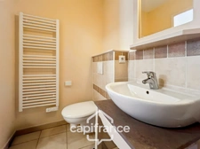 DOMAINE DE PONT ROYAL, maison  de 45 m2, élevée d'un étage,  2 vraies chambres, mitoyenne d'un seul côté, piscine privative, emplacement pour véhicule 