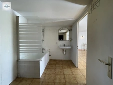 Alleins, maison de plain pied de  83m2 environ établie en zone agricole sur une parcelle de 3033 m2 avec garage attenant 
