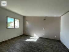 Alleins, maison de plain pied de  83m2 environ établie en zone agricole sur une parcelle de 3033 m2 avec garage attenant 