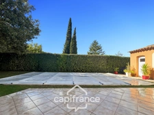 Maison individuelle et familiale de 165 m2, 7 pièces, située à  ALLEINS proche Salon de Provence établie sur un terrain de 945m² avec  piscine et dépendances