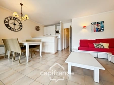 Appartement de 42M2 situé au premier étage d'une résidence de 2 étages au domaine de PONT ROYAL, 1 chambre et chambre cabine,  vue dégagéee, Terrasse  LOGGIA, Emplacement Idéal, place de parking
