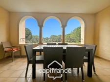 Appartement de 42M2 situé au premier étage d'une résidence de 2 étages au domaine de PONT ROYAL, 1 chambre et chambre cabine,  vue dégagéee, Terrasse  LOGGIA, Emplacement Idéal, place de parking