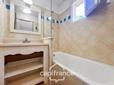  Charmant Bastidon dans le Domaine du Golf de Pont Royal, 45 m2 habitable, ravalé, avec jardin privatif, élevé d'un étage, 2 chambres,  terrasse, calme et nature