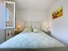 VILLA  AU COEUR DU DOMAINE de PONT ROYAL de 141 m2 avec dépendance, un espace extérieur de 664 m2,piscine, jardin paysager et  naturel, pièce supplémentaire de 24 m2 , places de stationnement , 