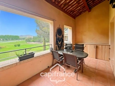 Appartement de 33m2 vue exceptionnelle sur le parcours, piscine résidentielle  une chambre , meublé, équipé et décoré avec une  place de parking 