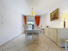 VILLA  AU COEUR DU DOMAINE de PONT ROYAL de 141 m2 avec dépendance, un espace extérieur de 664 m2,piscine, jardin paysager et  naturel, pièce supplémentaire de 24 m2 , places de stationnement , 