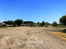 Alleins, maison de plain pied de   83m2 environ établie en zone agricole sur une parcelle de 3 400m2 m2 avec garage attenant 
