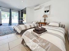Prestigious property on the Pont Royal golf course, elevated on one level with a total surface area of 190 m2 with unobstructed views, set on 1700 m2 of land, its secure swimming pool, outbuildings