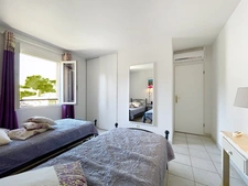 VILLA  AU COEUR DU DOMAINE de PONT ROYAL de 141 m2 avec dépendance, un espace extérieur de 664 m2,piscine, jardin paysager et  naturel, pièce supplémentaire de 24 m2 , places de stationnement , 