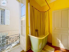 Demeure de caractère au cœur de la Provence: 242 m2 de superficie habitable, TERRASSE PANORAMIQUE. Distribution sur 3 niveaux :charme, authenticité, confort et bien être  sont les maîtres mots.