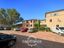 PONT ROYAL EN PROVENCE APPARTEMENT DE  27 M2 VUE LUBERON UNE CHAMBRE MEUBLE EQUIPE UNE PLACE DE PARKING B