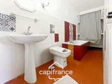 Demeure de caractère au cœur de la Provence: 242 m2 de superficie habitable, TERRASSE PANORAMIQUE. Distribution sur 3 niveaux :charme, authenticité, confort et bien être  sont les maîtres mots.