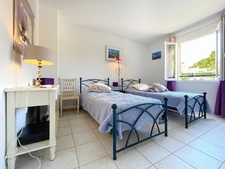 VILLA  AU COEUR DU DOMAINE de PONT ROYAL de 141 m2 avec dépendance, un espace extérieur de 664 m2,piscine, jardin paysager et  naturel, pièce supplémentaire de 24 m2 , places de stationnement , 