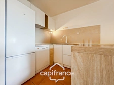 Appartement de 42 m2 rénové, avec jardin, climatisé, une chambre, une chambre cabine, une buanderie, un salle d'eau, loggia terrasse, place de parking   