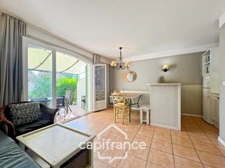 DOMAINE DE PONT ROYAL – Bastidon climatisé de 44 m², ravalé et parfaitement entretenu, avec jardin, 2 chambres et place de parking, au cœur de la nature