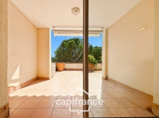 Domaine de Pont Royal, Duplex climatisé T3 de 49m2 situé sur le haut du Village, 2 chambres une double terrasse et une 2ème terrasse , belle exposition, ascenseur, place de parking  