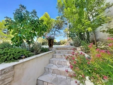 VILLA  AU COEUR DU DOMAINE de PONT ROYAL de 141 m2 avec dépendance, un espace extérieur de 664 m2,piscine, jardin paysager et  naturel, pièce supplémentaire de 24 m2 , places de stationnement , 
