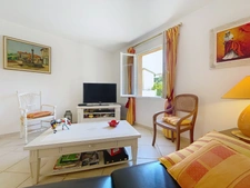 VILLA  AU COEUR DU DOMAINE de PONT ROYAL de 141 m2 avec dépendance, un espace extérieur de 664 m2,piscine, jardin paysager et  naturel, pièce supplémentaire de 24 m2 , places de stationnement , 