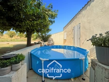 Alleins, maison de plain pied de   83m2 environ établie en zone agricole sur une parcelle de 3 400m2 m2 avec garage attenant 