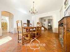 Demeure de caractère au cœur de la Provence: 242 m2 de superficie habitable, TERRASSE PANORAMIQUE. Distribution sur 3 niveaux :charme, authenticité, confort et bien être  sont les maîtres mots.