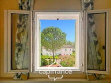 DOMAINE de PONT ROYAL,dans la nature, bastidon de 45 m2 ravalé et entretenu élevé d'un étage avec un jardin  2 chambres, place de parking