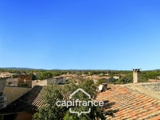ne demeure de caractère au cœur de la Provence: 242 m2 de superficie habitable , une TERRASSE PANORAMIQUE. Distribution sur 3 niveaux :charme, authenticité, confort et bien être  sont les maitres mots
