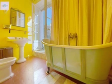 Demeure de caractère au cœur de la Provence: 242 m2 de superficie habitable, TERRASSE PANORAMIQUE. Distribution sur 3 niveaux :charme, authenticité, confort et bien être  sont les maîtres mots.