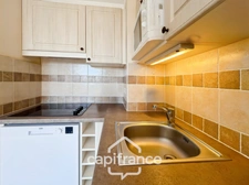 DOMAINE DE PONT ROYAL, maison  de 45 m2, élevée d'un étage,  2 vraies chambres, mitoyenne d'un seul côté, piscine privative, emplacement pour véhicule 