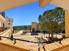 Domaine et golf de PONT ROYAL, BEL APPARTEMENT de 69 m2 ,climatisé, vue dégagée, double terrasse, 3 chambres, climatisation, garage box fermé en sous sol, piscine résidentielle