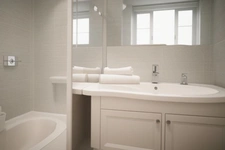 Domaine de Pont royal, spacieux et lumineux appartement de 40 m2,belle vue, localisé en angle, une chambre,  grande loggia terrasse, place de parking  sous la résidence 