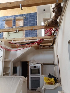 Investissement sur Charleval maison en plein coeur du village R+1avec terrasse tropézienne, garage, plusieurs entrées indépendantes, étage à finir