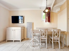 DOMAINE DE PONT ROYAL, maison  de 45 m2 avec vue, élevée d'un étage,  2 vraies chambres, mitoyenne d'un seul côté, piscine privative, emplacement pour véhicule 