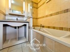 DOMAINE DE PONT ROYAL, maison  de 45 m2 avec vue, élevée d'un étage,  2 vraies chambres, mitoyenne d'un seul côté, piscine privative, emplacement pour véhicule 