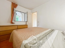 Appartement de 42 m2 rénové, avec jardin, climatisé, une chambre, une chambre cabine, une buanderie, un salle d'eau, loggia terrasse, place de parking   