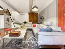 Great opportunity in Alleins: fully renovated and air-conditioned village house of 102 m2, 2 levels with 2 large bedrooms, rooftop terrace, garage