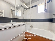 Domaine de Pont Royal, Duplex climatisé T3 de 49m2 situé sur le haut du Village, 2 chambres une double terrasse et une 2ème terrasse , belle exposition, ascenseur, place de parking  