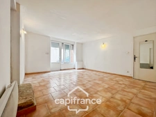 Investissement sur Charleval maison en plein coeur du village R+1avec terrasse tropézienne, garage, plusieurs entrées indépendantes, étage à finir