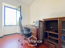 ne demeure de caractère au cœur de la Provence: 242 m2 de superficie habitable , une TERRASSE PANORAMIQUE. Distribution sur 3 niveaux :charme, authenticité, confort et bien être  sont les maitres mots