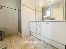 Prestigious property on the Pont Royal golf course, elevated on one level with a total surface area of 190 m2 with unobstructed views, set on 1700 m2 of land, its secure swimming pool, outbuildings