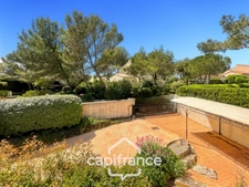 Welcome to your new elegant family villa at Domaine et Golf de Pont Royal, 4 bedrooms, 110 m2, garden 556 m2 