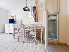 DOMAINE DE PONT ROYAL, maison  de 45 m2, élevée d'un étage,  2 vraies chambres, mitoyenne d'un seul côté, piscine privative, emplacement pour véhicule 