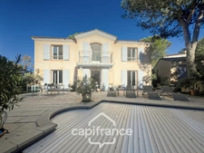 PONT ROYAL GOLF COURSE: Charming, light-filled bastide of 140 m² set on a 657 m² plot, 4 bedrooms including a master suite, 2 bathrooms, swimming pool, double garage