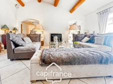 Prestigious property on the Pont Royal golf course, elevated on one level with a total surface area of 190 m2 with unobstructed views, set on 1700 m2 of land, its secure swimming pool, outbuildings