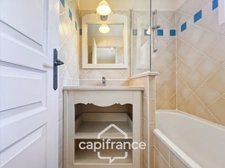 DOMAINE de PONT ROYAL,dans la nature, bastidon de 45 m2 ravalé et entretenu élevé d'un étage avec un jardin  2 chambres, place de parking