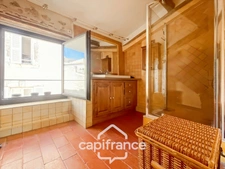ne demeure de caractère au cœur de la Provence: 242 m2 de superficie habitable , une TERRASSE PANORAMIQUE. Distribution sur 3 niveaux :charme, authenticité, confort et bien être  sont les maitres mots
