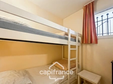 Appartement de 42M2 situé au premier étage d'une résidence de 2 étages au domaine de PONT ROYAL, 1 chambre et chambre cabine,  vue dégagéee, Terrasse  LOGGIA, Emplacement Idéal, place de parking