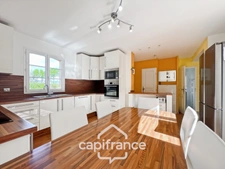 Maison individuelle et familiale de 165 m2, 7 pièces, située à  ALLEINS proche Salon de Provence établie sur un terrain de 945m² avec  piscine et dépendances